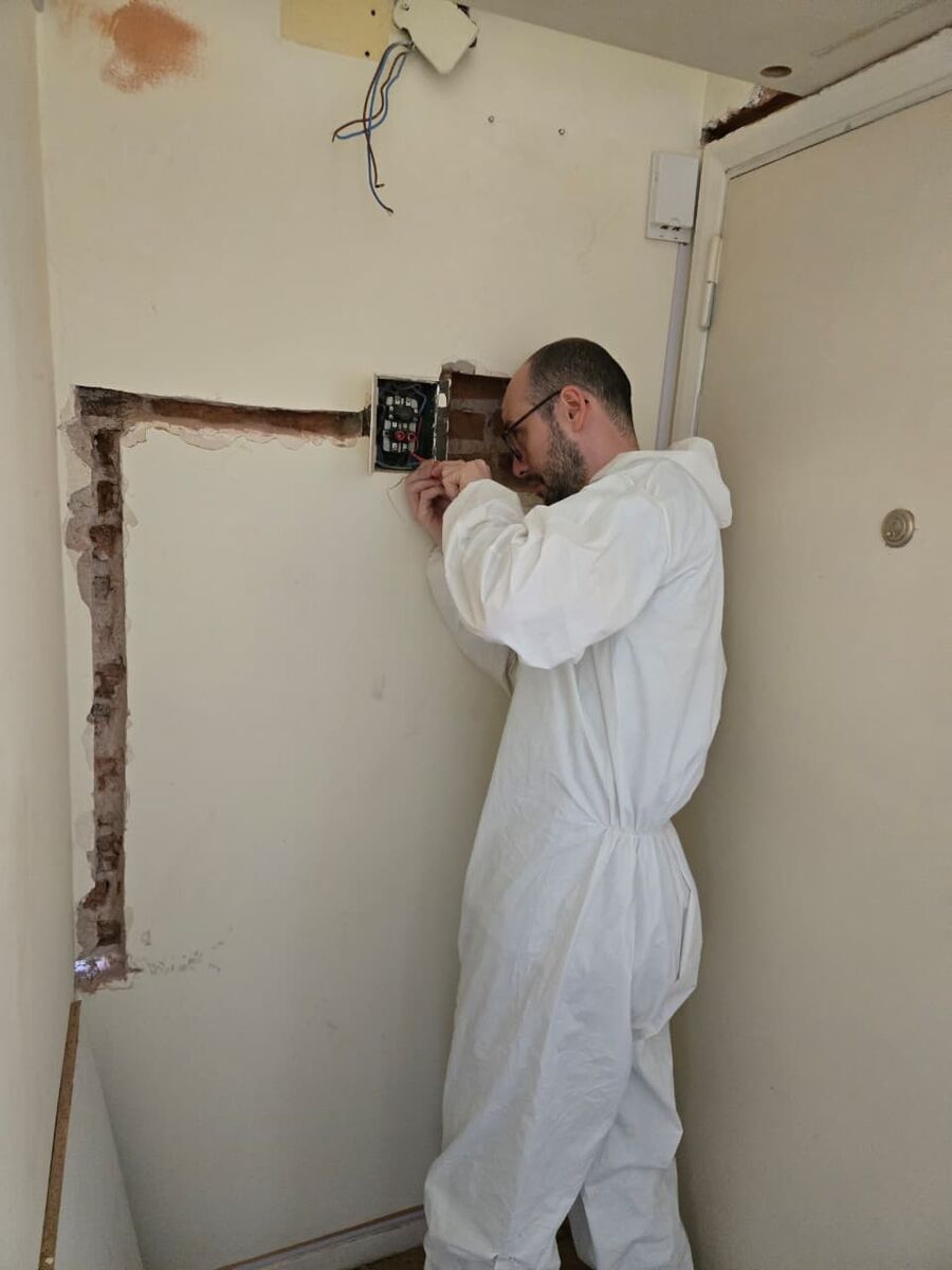Canalización embutida en pared para nueva boca eléctrica