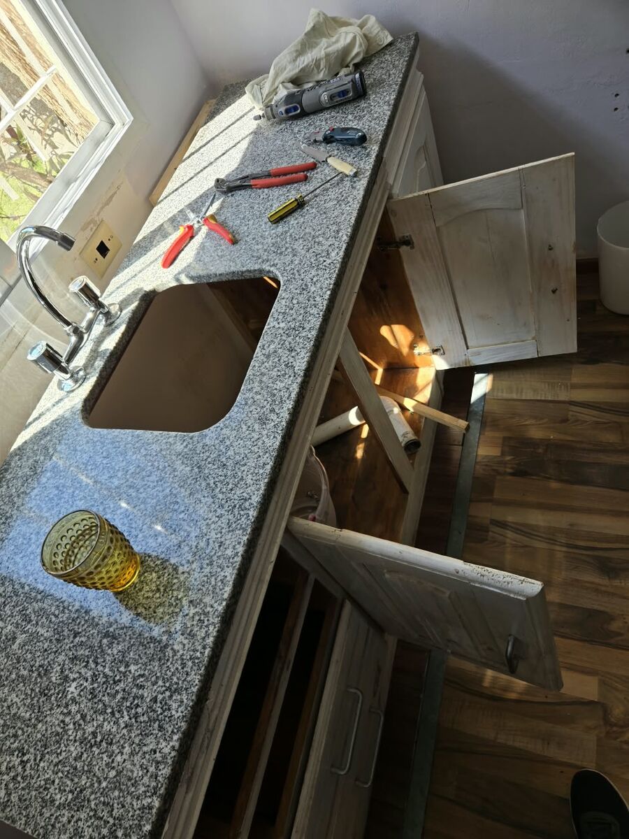 Instalación eléctrica en mesada de cocina