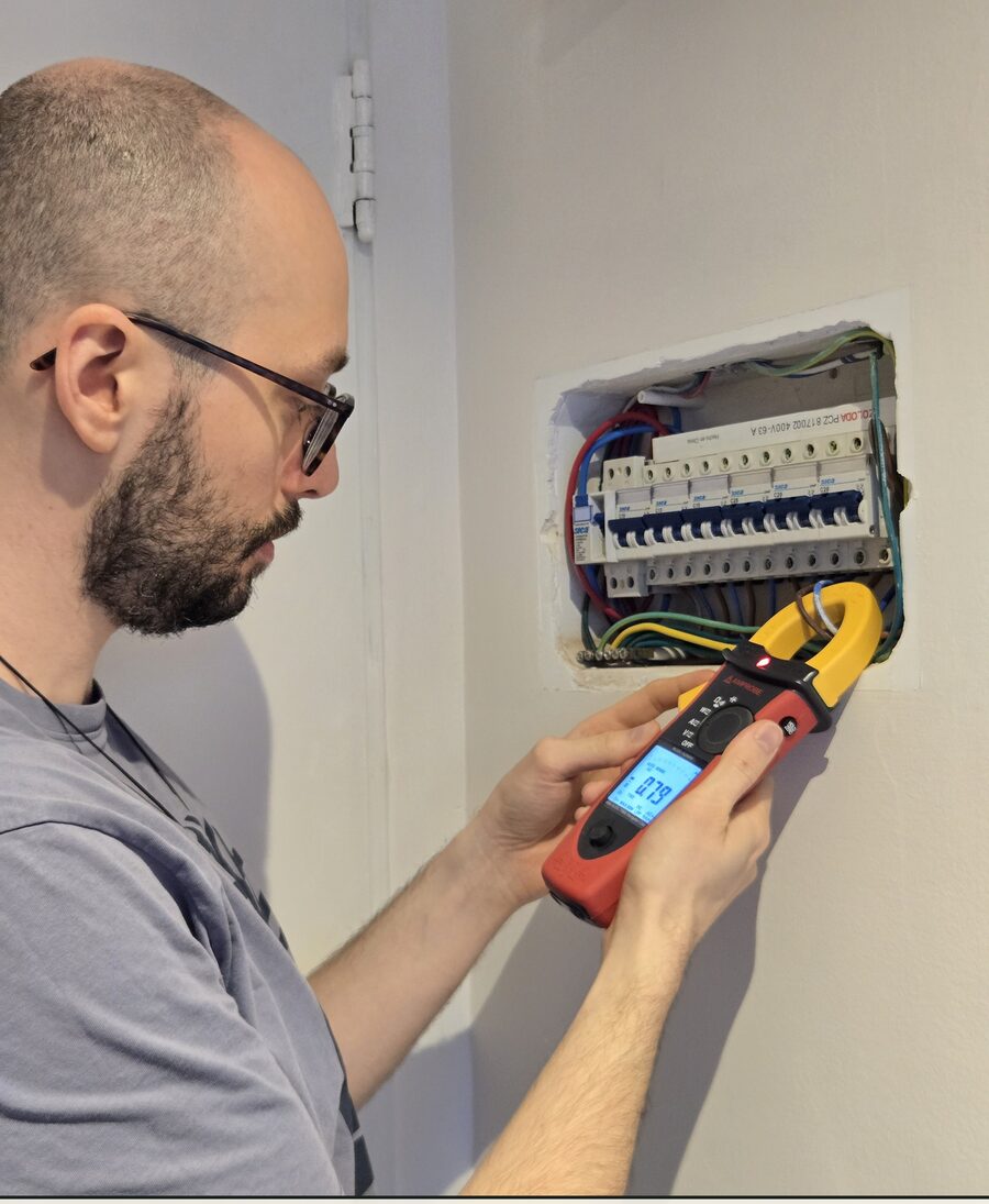 Verificación de cargas y armónicos en tablero eléctrico