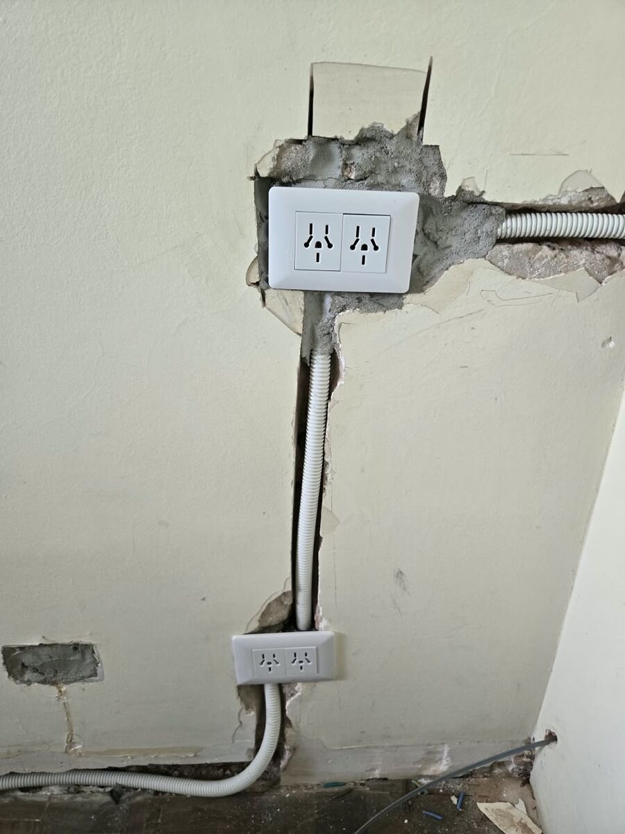 Tomacorrientes embutidos con cañería